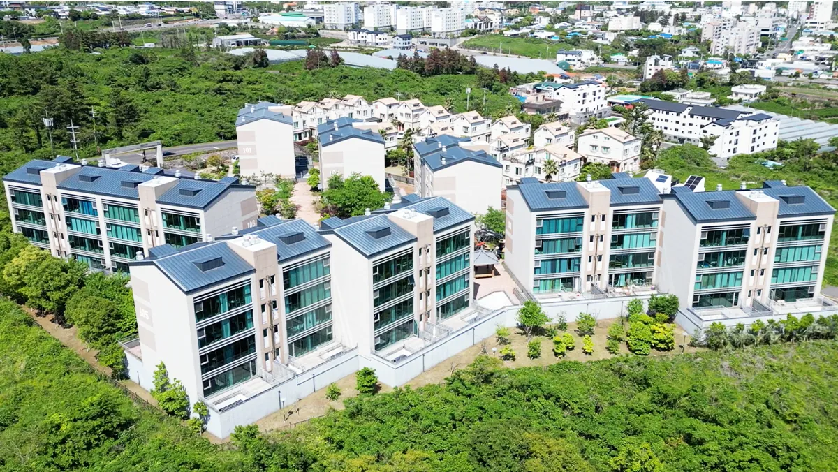 숲으로 둘러싸인 제주 산방산 어반아르떼 단지 전경